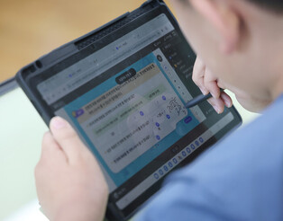 Demonstration of class with digital textbooks