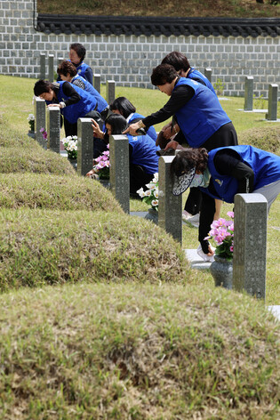 Cleaning democracy fighters' tombs