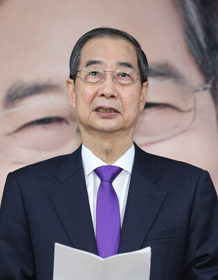 Ex-PM Han attends press conference on unified candidacy