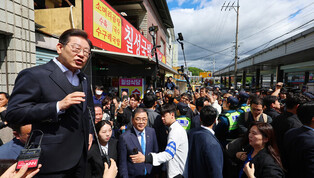 DP candidate visits market in southern S. Korea