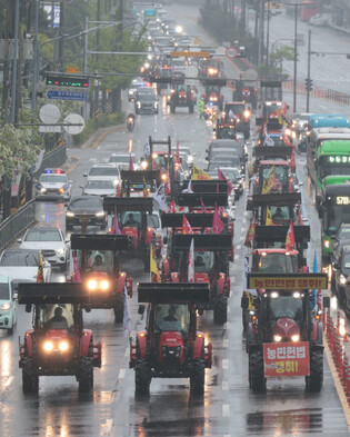 Farmers on tractors head for protest rally in Seoul