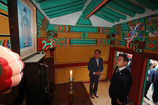 DP candidate visits temple for legendary admiral