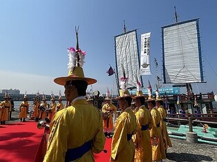 (LEAD) Joseon Tongsinsa ship welcomed as 'Korea Day' kicks off at Osaka Expo