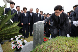 PPP candidate visits Gwangju cemetery