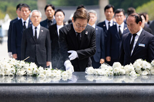 DP candidate pays respects in Gwangju