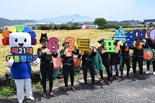 Female divers promote presidential election