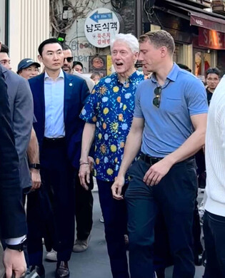 Ex-U.S. President Clinton spotted in Seoul
