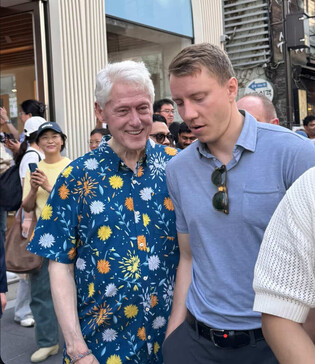Ex-U.S. President Clinton spotted in Seoul