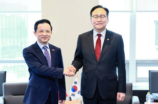 Trade minister meets Chinese envoy