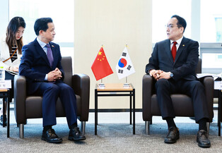 Trade minister meets Chinese envoy