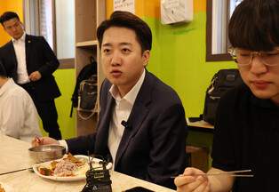 New Reform Party candidate meets aspiring civil servants