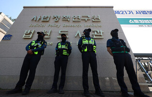 Judges to discuss controversy over Lee's election law violation case