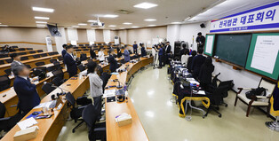 Judges meet on controversy over Lee's election law violation case