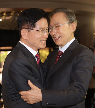 Conservative party's presidential candidate meets ex-President Lee