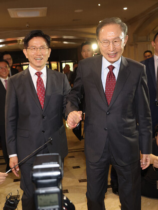 Conservative party's presidential candidate meets ex-President Lee