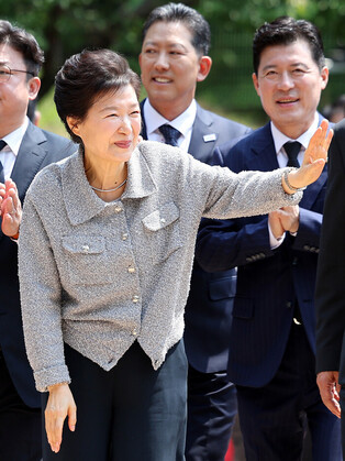 Ex-President Park visits her father's birthplace