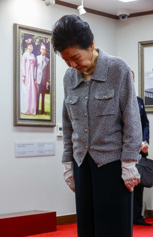 Ex-President Park visits her father's birthplace