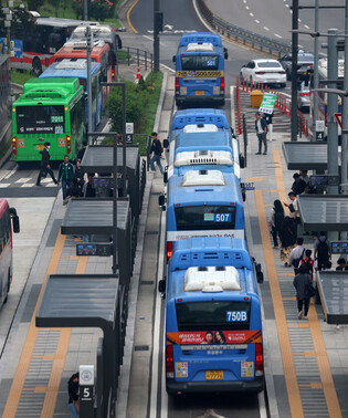 Seoul bus union postpones strike