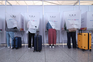 Early voting for S. Korean presidential election