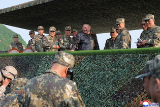 N.K. leader watches artillery firing contest