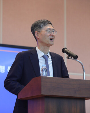 Ex-Constitutional Court acting chief gives lecture