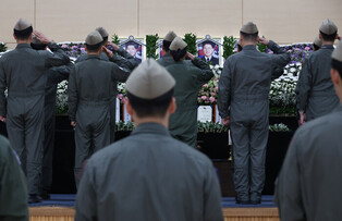Mourning victims of Navy plane crash