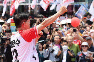 Kim Moon-soo rallies supporter