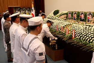 Memorial ceremony for fallen Navy soldiers