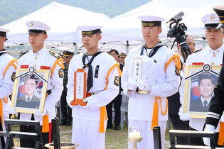Fallen Navy service members laid to rest at nat'l cemetery