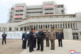 N.K. leader inspects hospital construction site