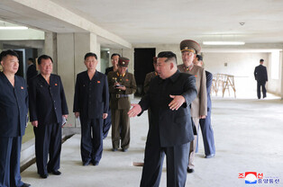 N.K. leader inspects hospital construction site