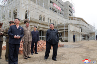 N.K. leader inspects hospital construction site