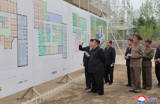 N.K. leader inspects hospital construction site