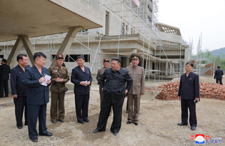 N.K. leader inspects hospital construction site