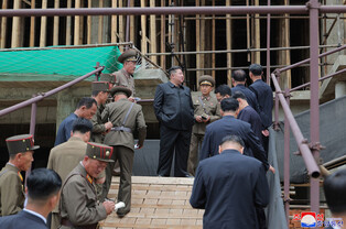 N.K. leader inspects hospital construction site