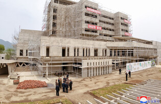 N.K. leader inspects hospital construction site