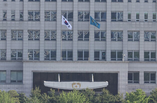 Lee formally begins presidential term