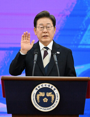 Lee sworn in as S. Korean president