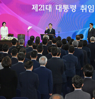 Lee sworn in as S. Korean president