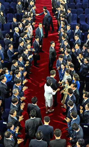 Lee sworn in as S. Korean president
