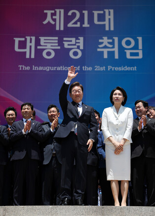 Lee sworn in as S. Korean president