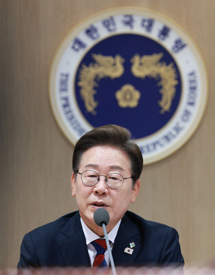 Lee attends Cabinet meeting