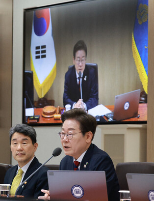 Lee attends Cabinet meeting