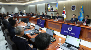 Lee attends Cabinet meeting