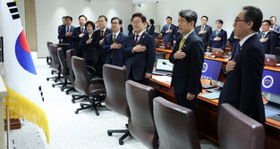 Lee attends Cabinet meeting