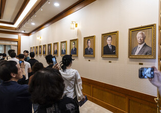 Portraits of ex-presidents at Cheong Wa Dae