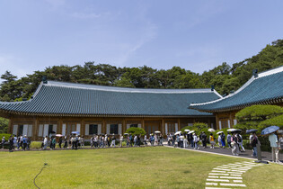 Cheong Wa Dae crowded with visitors