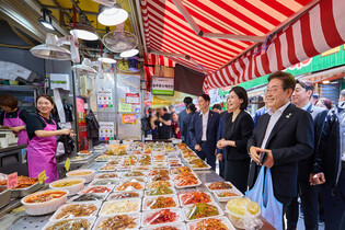Lee visits traditional market
