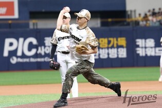 Air Force officer throws out 1st pitch at KBO game