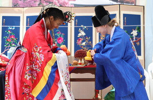 Foreigners' traditional Korean wedding experience